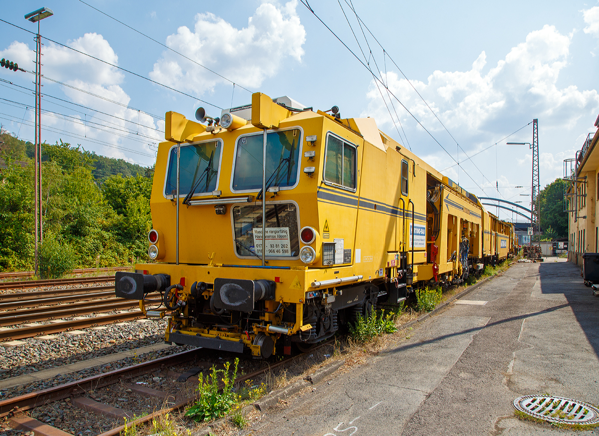 
Plasser & Theurer Universalstopfmaschine UNIMAT 09-32/4S DYNAMIC   Alles wird gut! , Schweres Nebenfahrzeug Nr. 97 43 55 505 17-9, der Hartung-Bau GmbH (Fulda-Kr�mmerzell) , abgestellt am 25.08.2019 in Kreuztal, mit der P&T Schnell-Schotterplaniermaschine SSP 110 SW,  Schweres Nebenfahrzeug Nr. 97 16 46 507 18-8.

Die Universalstopfmaschine wurde 2004 von Plasser & Theurer in Linz (A) unter der Fabriknummer 3138 gebaut.

TECHNISCHE DATEN:
L�nge �ber Puffer:  40.970 mm
H�he �ber SO: 4.150 mm
Breite: 3.000 mm
Spurweite : 1.435 mm
Anzahl der Achsen: 10 in 5 Drehgestellen            
Antrieb (Dieselmotor): 2 x 370 kW
H�chstgeschwindigkeit (Eigenfahrt/Schleppfahrt) : 100 km/h
Kleinster Radius (fahrt): 120 m
Kleinster Radius (Arbeit): 190 m
Gesamtgewicht: 165 t       
�berh�hung (max.): 180 mm
Anh�ngelast (max.) : 60 t
Leistungsparameter / Planzeiten: 
Gleis (Umbaustopfg�nge):  250 - 350 m/h
Gleis (Durcharbeitung): 350 - 600 m/h
Weichen:  abh�ngig von Weichenlage und Weichengr��e bzw. Weichenform 
