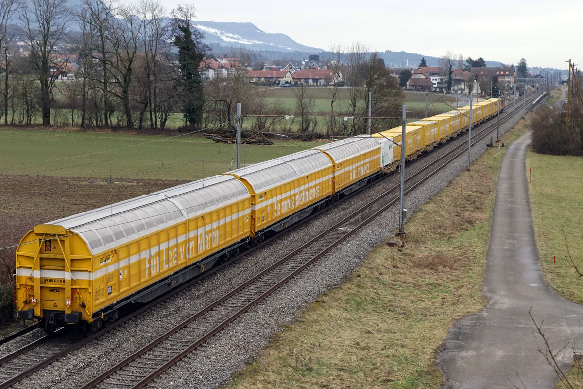 Postzug mit der Re 420 318-8 zwischen Bettlach und Selzach am sehr tr�ben 22. Januar 2021.
Foto: Walter Ruetsch