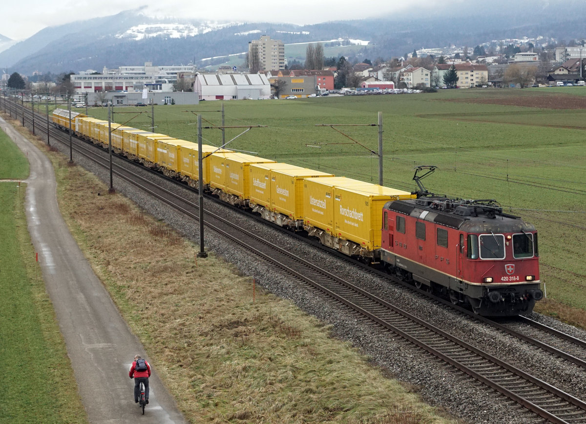 Postzug mit der Re 420 318-8 zwischen Bettlach und Selzach am sehr tr�ben 22. Januar 2021.
Foto: Walter Ruetsch