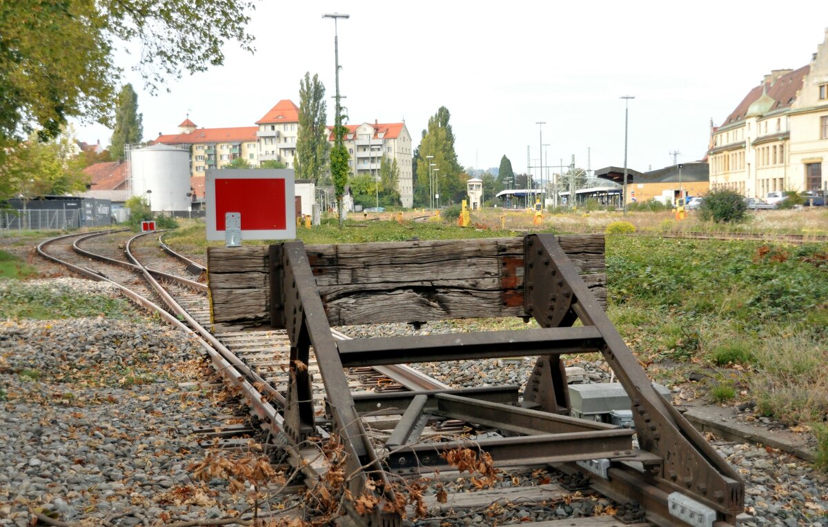 Prellbock im  Fuchsloch  des ehemaligen BW Lindau, der von Lok 45 023 verschoben werden mu�te. Die Geschichte ist vom Lokf�hrer der BR 45 sehr eindrucksvoll im Buch des Eisenbahn Kurier Verlags Druck von 1996 auf S.238 beschrieben. Im Buch Die Baureihe 45 von Bernd Seiler und J�rgen U.Ebel, ISBN 3-88 255-151-8.

Der Prellbock war damals neu installiert und auf die Baureihen 18, 41, 44 und 50 ausgerichtet. Er war vor die BR 45 nat�rlich zu eng und die Lok konnte daher nicht die Richtung zur Drehscheibe �ndern. Somit mu�te mit der Lok der Prellbock verr�ckt werden, was bei den Fu�g�ngern auf dem damals schmalen Weg zwischen Zaun und Ufermauer f�r Verwunderung und Aufsehen sorgte.
Auf dem Foto ist der Prellbock jetzt gleich hinter der Weichenzunge installiert, so dass keine Nutzung mehr m�glich ist. Aber die Weiche mit der Sprechanlage (nicht auf dem Foto) und der Prellbock sind noch vorhanden. 