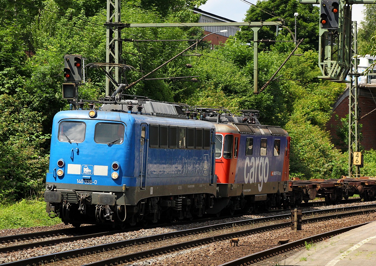 PRESS 140 038-0(140 851-7, REV/LD X/19.03.12) und SBBC 4421 387-2(R1/Be/01.12.11) beide im Einsatz für Metrans rumpeln hier mit einem Containerzug durch Hamburg-Harburg Richtung Maschen. 06.07.2015
