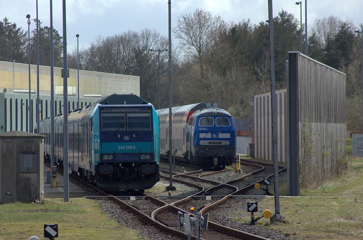 PRESS 218 056 mit Dosto-Parl und NAH.SH 245 209 mit MP-Park abgestellt im Bw Husum. Husum 05.04.2021