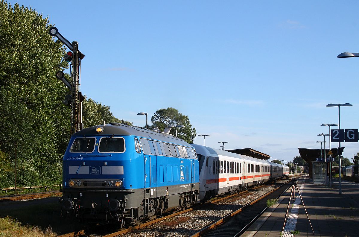 PRESS 218 058 (218 412) hat mit IC 2364 Ausfahrt, Niebüll 01.08.2022