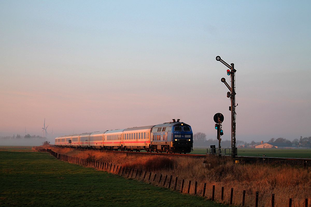 PRESS 218 448 (218 054) vor IC 2073 nach Dresden im letzten Sonnenlicht am Einfahrtsignal Kbf. Lehnshallig 9.1.2021