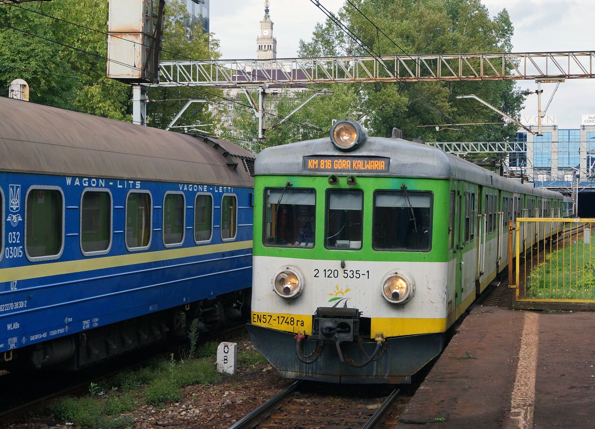 Privatbahnen in Polen: Sehr abwechslungsreich pr�sentiert sich zur Zeit noch der Fahrzeugpark der Koleje Mazowieckie.
Alter nicht modernisierter EN 57 -1748 ra 2 120 535-1 mit drei Sirnfront-Fenster in Warschau am 15. August 2014.  
Foto: Walter Ruetsch