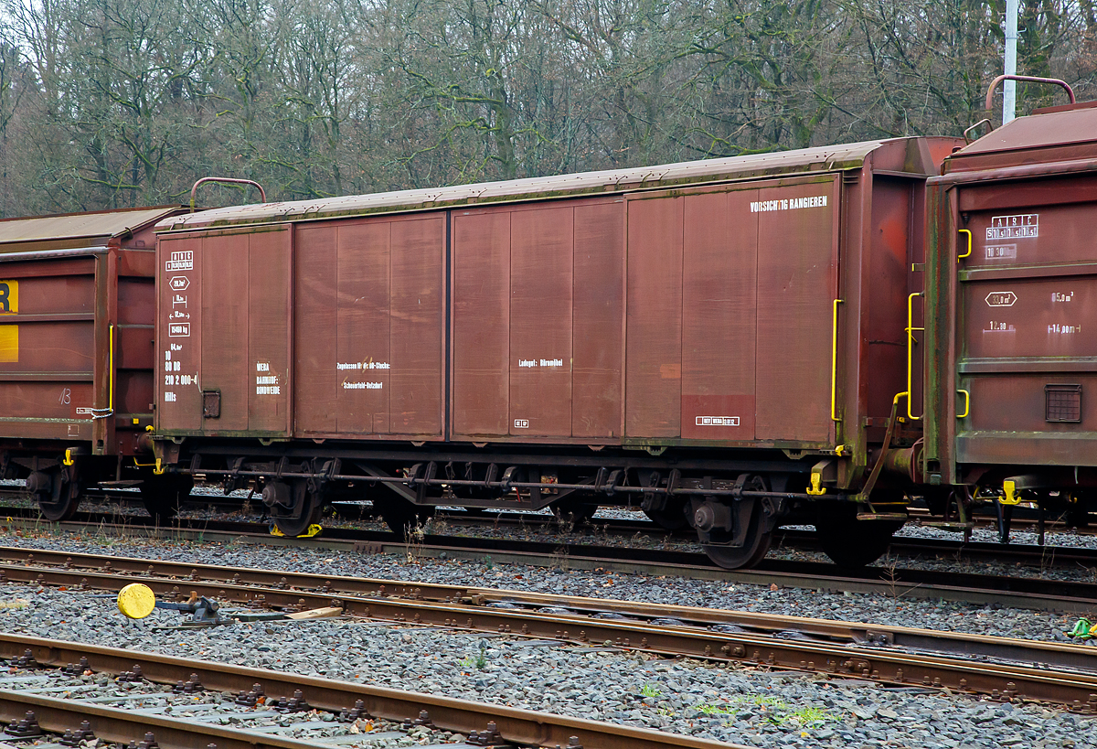 Privater gedeckter G�terwagen mit Schiebew�nden der Gattung Hills, 10 80 2102 000-4, WEBA 02  (10 80 DB 210 2 000-4), der Westerwaldbahn (WEBA) abgestellt am 20.12.2020 auf dem Betriebshof der WEBA)auf der Bindweide bei Steinebach/Sieg abgestellt.

Der Wagen wurde 1989 von Rolanfer Mat�riel Ferroviaire SAS in Metz-Woippy (Frankreich) unter der Fabriknummer 534015 f�r die SNCB gebaut, wann er auf den Westerwald kam ist mir unbekannt.

Beschreibung:
Der Wagen hat auf jeder L�ngsseite vier Schiebew�nde, so ist es m�glich jeweils eine halbe L�ngsseide zu �ffnen. Eingesetzt wurden diese Waggons f�r den Transport von gro�en n�sseempfindlichen St�ckg�tern (bei dem Wagen waren es B�rom�bel).

TECHNISCHE DATEN:
Spurweite: 1.435 mm
L�nge �ber Puffer :12.540 mm
Achsabstand: 8.000 mm
Eigengewicht: 15.460 kg
Ladel�nge:11.300 mm
Ladefl�che: 28,7 m�
Rauminhalt: 64,6 m�
H�chstgeschwindigkeit:  100  km/h 
Maximales Ladegewicht: 18,5 t (Streckenklasse C oder h�her)
Bremse: KE-GP 

Bei der WEBA war der Wagen nur auf der DB Strecke Scheuerfeld (Sieg) – Betzdorf (Sieg) zugelassen. Die WEBA hat 2017 den G�terverkehr eingestellt. Zudem ist f�r den Kunden der Bahntransport von B�rom�bel (von Weitefeld nach Betzdorf) nicht mehr n�tig.

