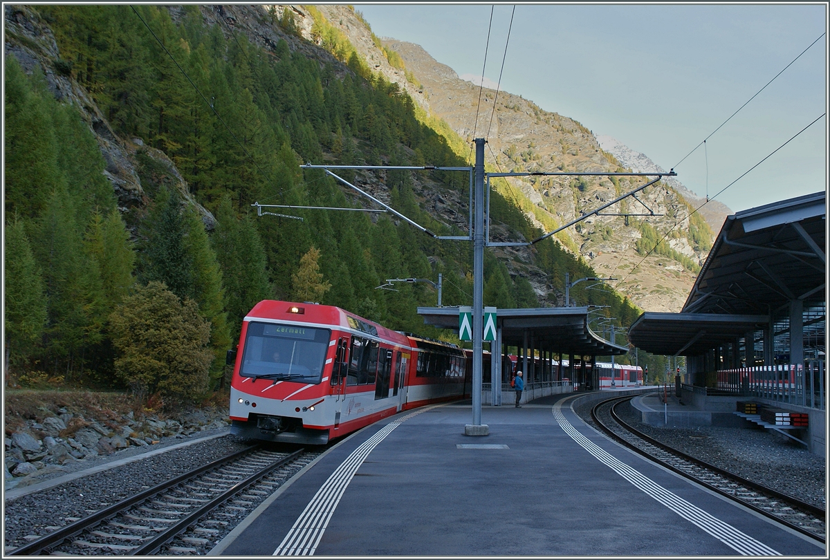 Problem Herbstfotografie: Zwar ist grunds�tzlich das Licht vom Feinsten, nur wird es im Flachland vom Nebel zur�ckgehalten und in den Bergen reicht es nicht bis ins Tal...
Ein  Komet  von Brig nach Zermatt beim Halt in T�sch. 
21. Oktober 2013
