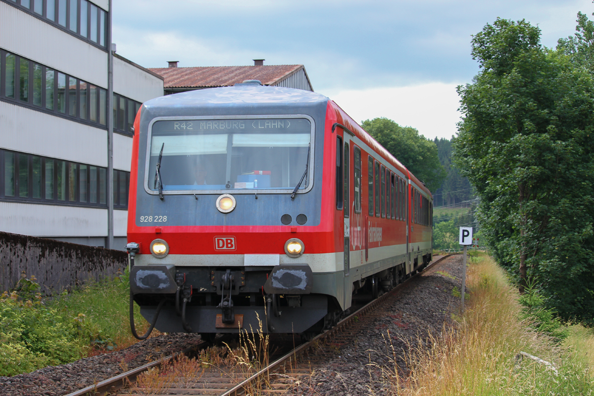Promt war die neue Kamera da, war ich auch schon auf dem Weg diese zu testen.

Am heutigen 23.06.2018 erreichte 628 228 als RB 94, auch wenn die ZZA des Zuges etwas anderes versprach, nach Marburg (Lahn) den Hp (Erndtebrück-)Schameder.