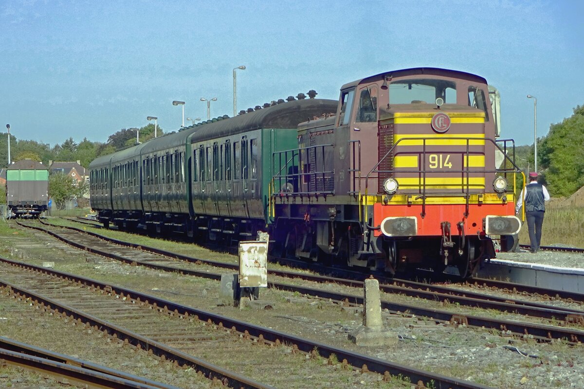 Quasi-CFL 914 rangiert ein Museumszug in Mariembourg bei der CFV3V am 21 September 2009.