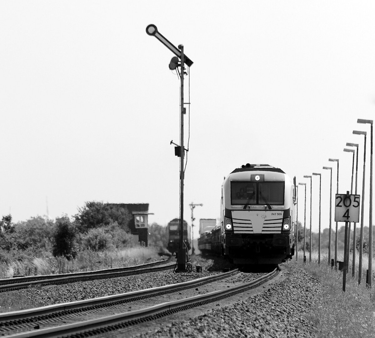 RAG 247 909 mit AZS nach Westerland. Lehnshallig 19.07.2022 s/w