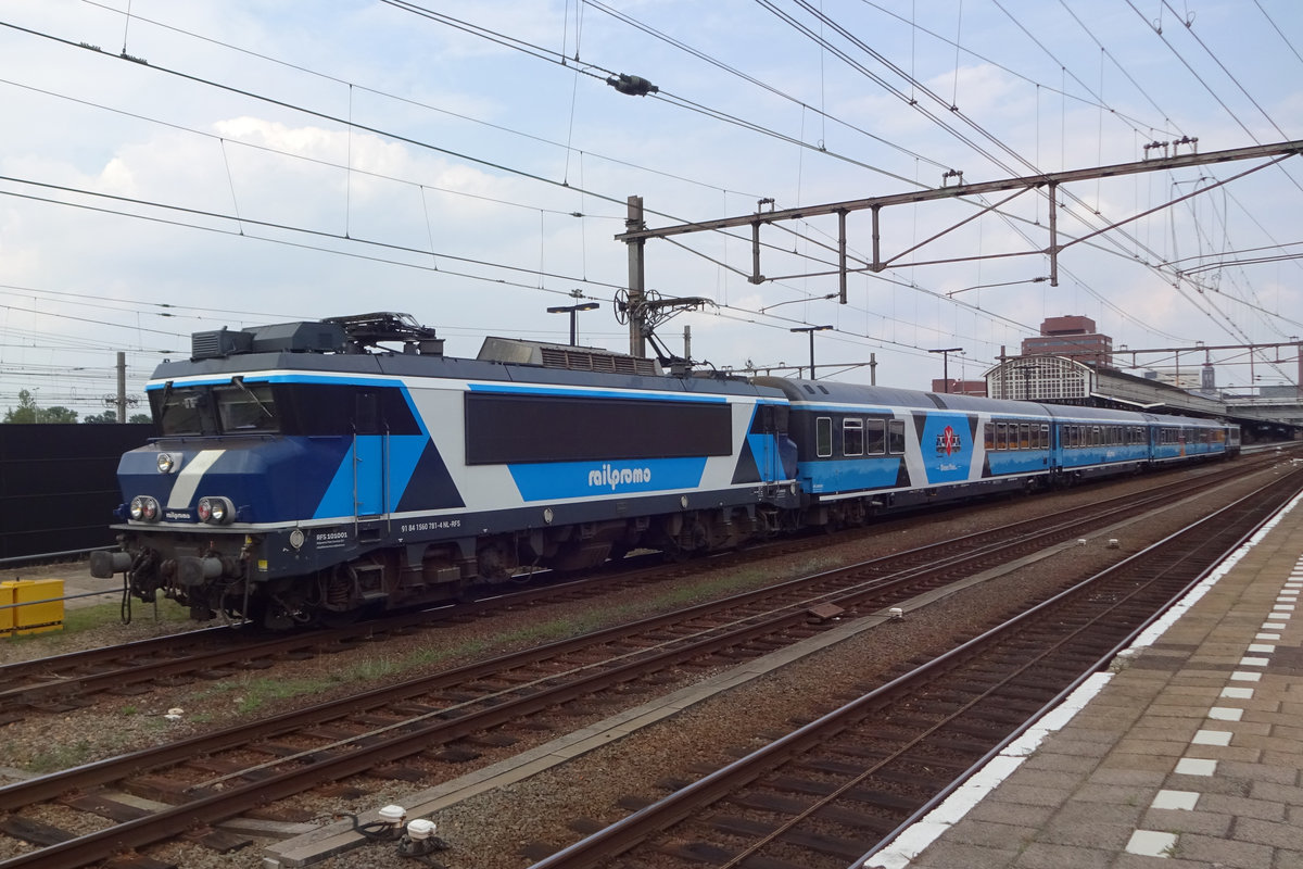 Rail Promo 101001 schleppt der Dinner Train aus Amersfoort am 19 Juli 2019.  Nach der Pleite von RailPromo in 2020 werden die Loks Besitzt von TCS.