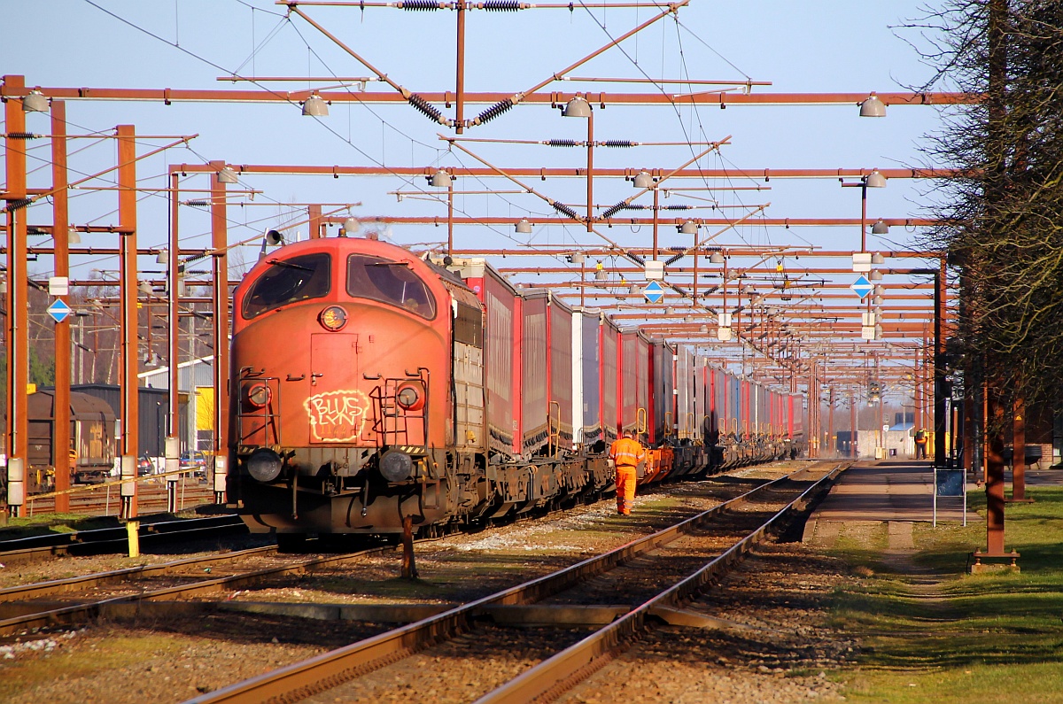 Railcare Litra MY 1122 wird in wenigen Minuten den von TXL 0185 418 gebrachten  Lauritzen-KLV  in das TXL Terminal im Industriegebiet Padborg schieben. Padborg 08.03.2014