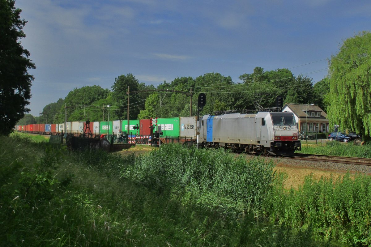 Railpool 186 110 passiert Dordrecht Zuid am 10 Juni 2017.