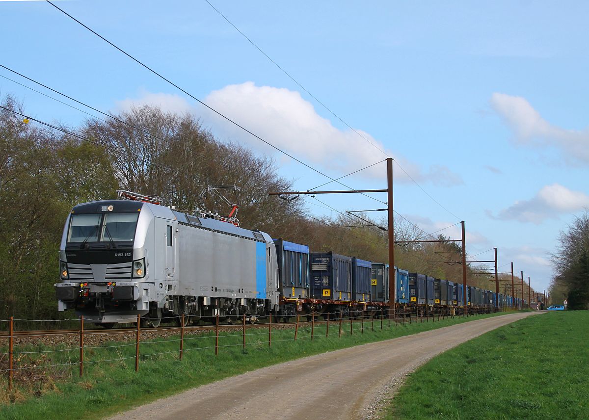 Railpool 193 162, REV/MMAL/20.12.23, vor blauem Containerzug, Farhus/DK 10.04.2024 