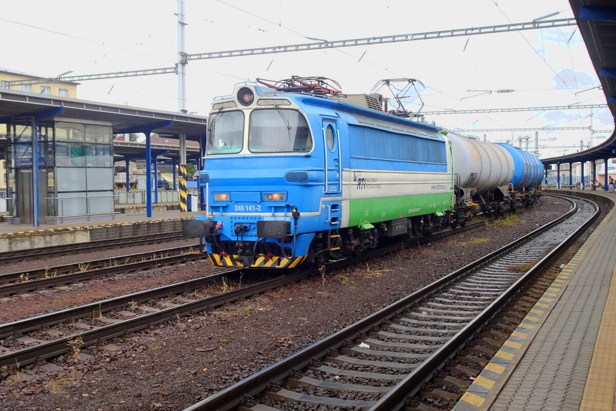 RailTrans 240 141 zieht am 25 Juni 2022 ein Kesselwagenzug durch Bratislava hl.st.