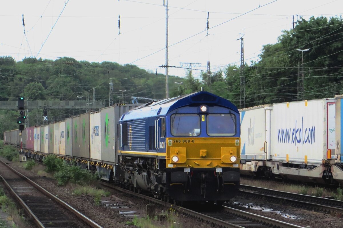 Railtraxx 266 009 schlepyt ein KLV durch Köln West am 19 Mai 2022.