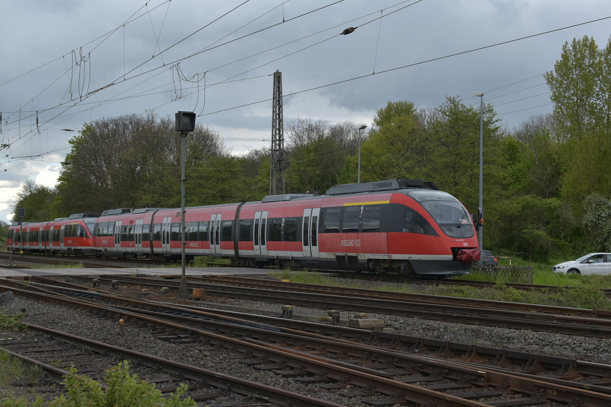 RB 38 nach Düsseldorf Hbf beim Verlassen von Grevenbroich. Hier ist der Zug am BÜ Blumenstraße und biegt in die Kbs 481 in Richtung Kapellen ab. 25.4.2017