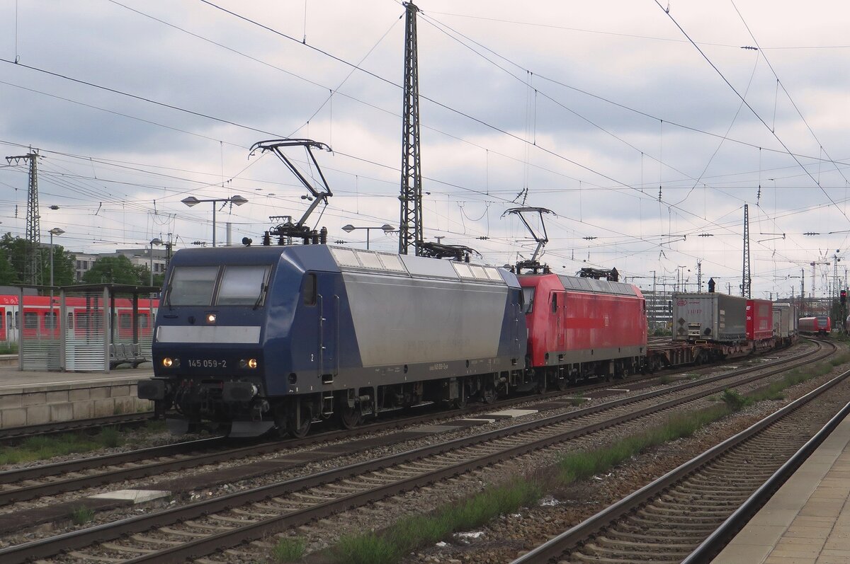 RBH 145 059 hat deren Aufkleber verloren und passiert am 19 Mai 2023 der Fotograf in München Ost.