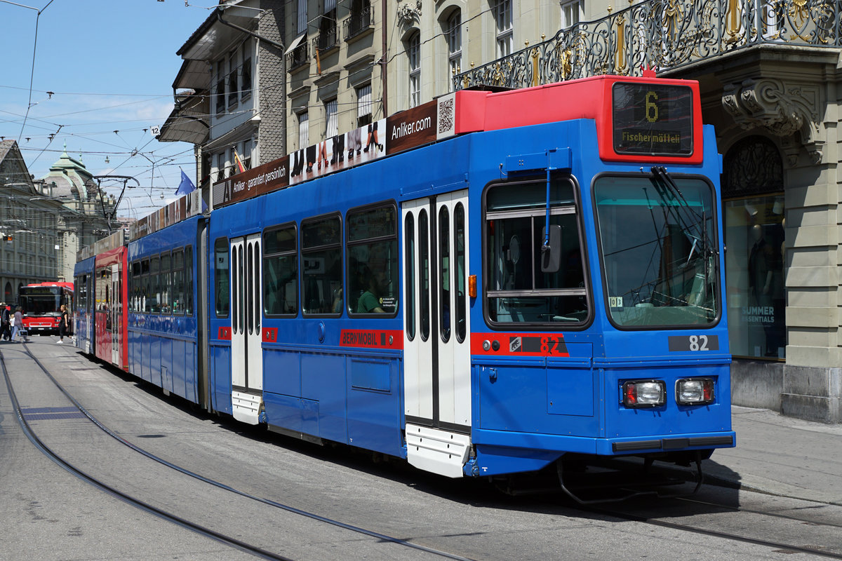 RBS Regionalverkehr Bern Solothurn.
BERNMOBIL.
 MIT �M BLAUE B�HNLI NACH WORB 
Be 4/10 82 der Tramlinie 6 auf der Fahrt von Worb-Dorf nach Fischerm�tteli am 15. Juni 2018.
Diese Aufnahme entstand beim Passieren der Tramhaltestelle Zytglogge in Bern.
Foto: Walter Ruetsch   