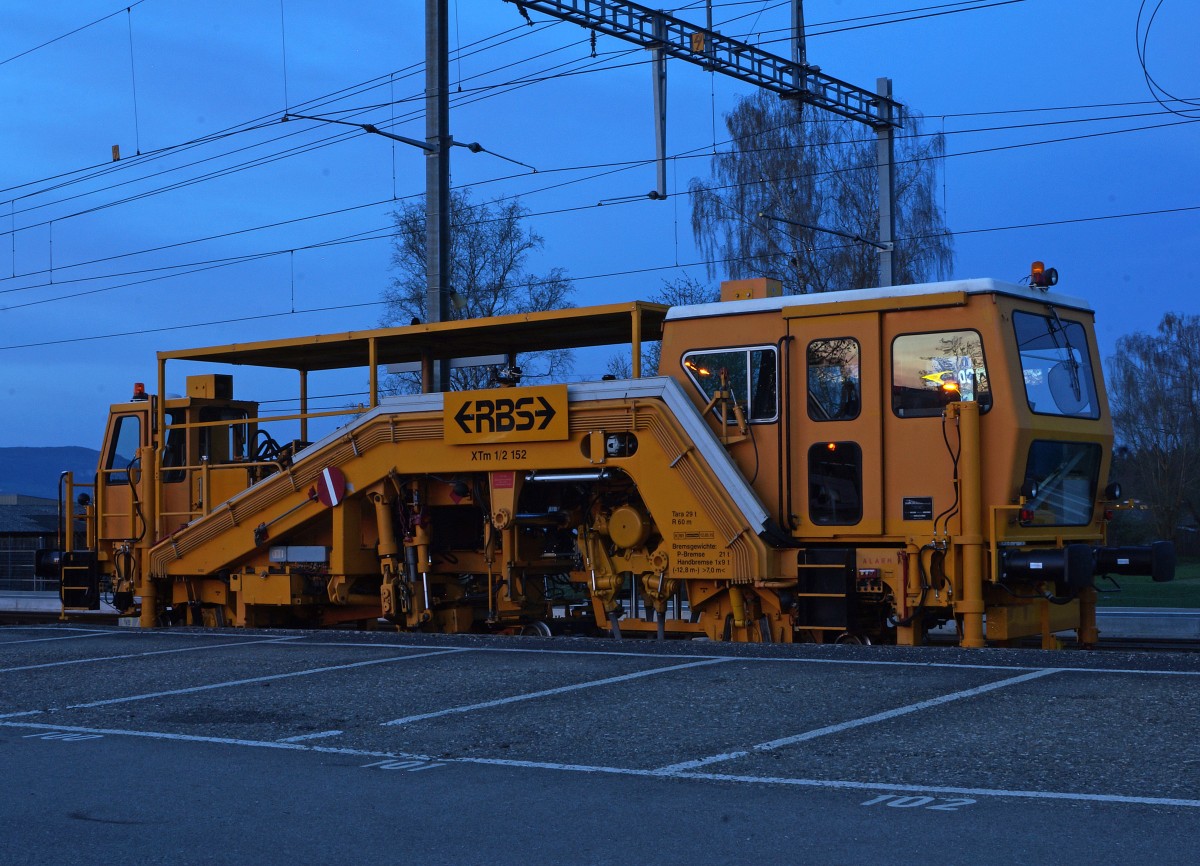 RBS: Streckensperrung auf dem Streckenabschnitt Solothurn HB-Lohn L�terkofen infolge Gleisbauarbeiten w�hrend den Wochen 15 und 16 2015. Ab 21.00 Uhr bis Betriebsschluss wurde die Bahn durch Busse ersetzt. Bei solchen Arbeiten, die leider oft w�hrend der Nacht stattfinden, gelangen oft einzelne interessante Fahrzeuge zum Einsatz, die am dem Tag meist unbeachtet auf Abstellgeleisen rumstehen. XTm 1/2 152 der RBS wartete am 13. April 2015 im letzten Abendlicht auf ihren n�chsten Einsatz in Lohn L�terkofen.
Foto: Walter Ruetsch  