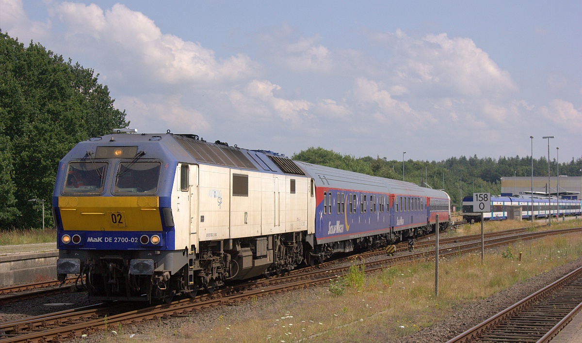 RDC 251 002-2 drückt die vier BTEX/RAG Wagen ins Bw Husum. 25.07.2021