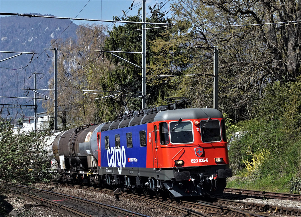 Re 620 035-6, die neuste R3  MUTTENZ  in Solothurn-West am 6. April 2020.
Foto: Walter Ruetsch