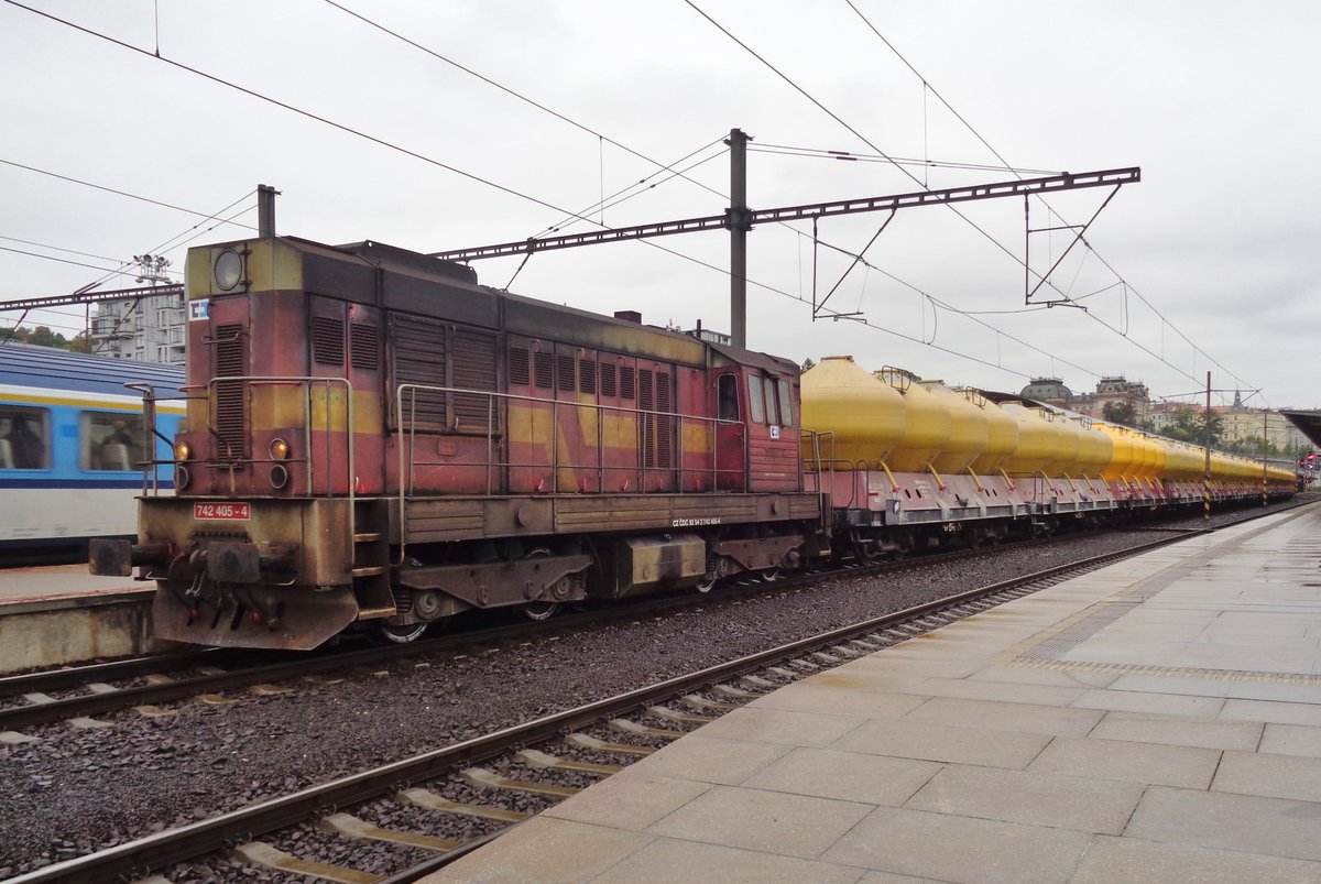 Regen und ein Zementzug mit 742 405 waren beide am 18 September 2017 in Praha hl. n. anwesend.