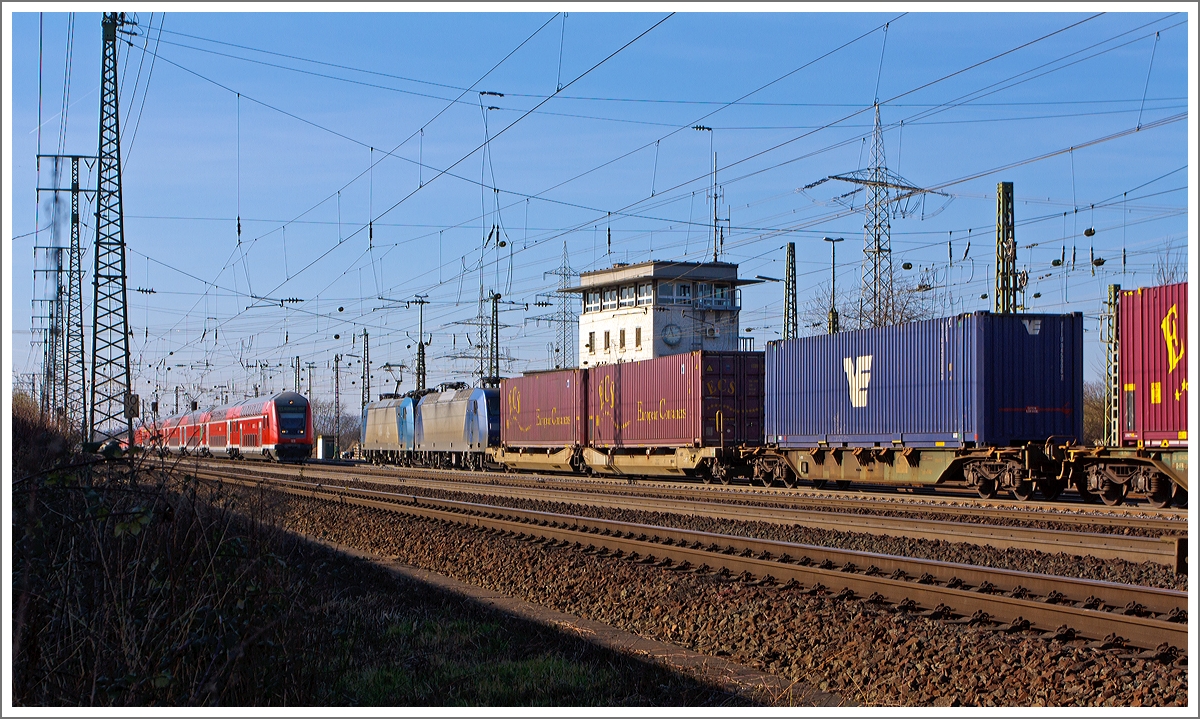 Regionalzug trifft Güterzug - 

Die  für die Crossrail fahrende 185 535-2 zieht am 09.03.2014 die kalte 145-CL 203 (145 523) und einem Container-/Wechselbehälterzug bei Koblenz-Lützel in Richtung Köln. 

In Gegenrichtung schiebt die 146 017-9 sechs DoSo´s als den RE 5  Rhein-Express  (Emmerich ဓ Duisburg - Düsseldorf - Köln - Koblenz Hbf) Steuerwagen voraus.