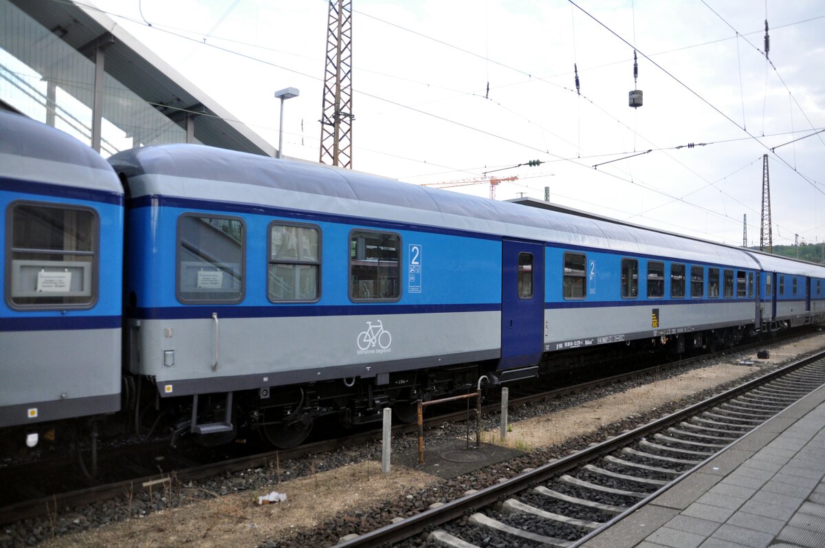 Reisezugwagen des Ferienexpress Stuttgart - Singen D-SVG 50 80 84-33 278-4 Bduu in Ulm am 20.08.2022.