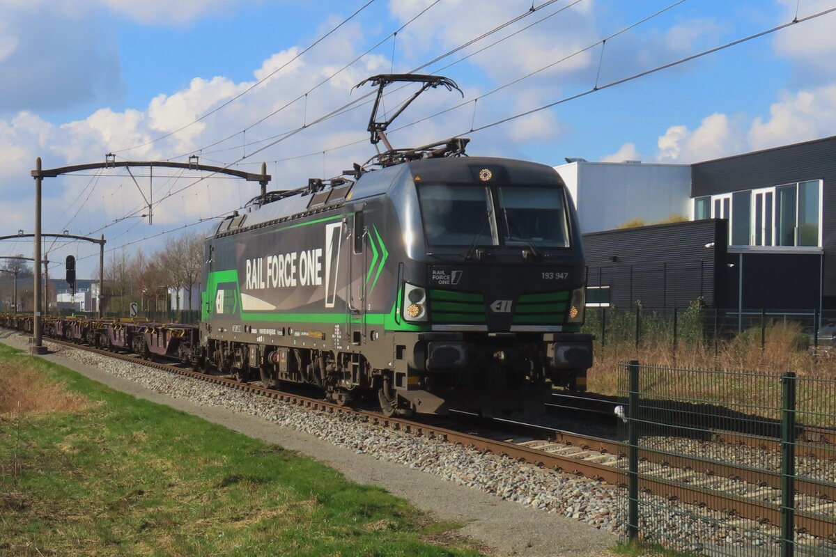 RFO 193 947 zieht ein Lercontainerzug durch Oisterwijk am 26 Februar 2025.
