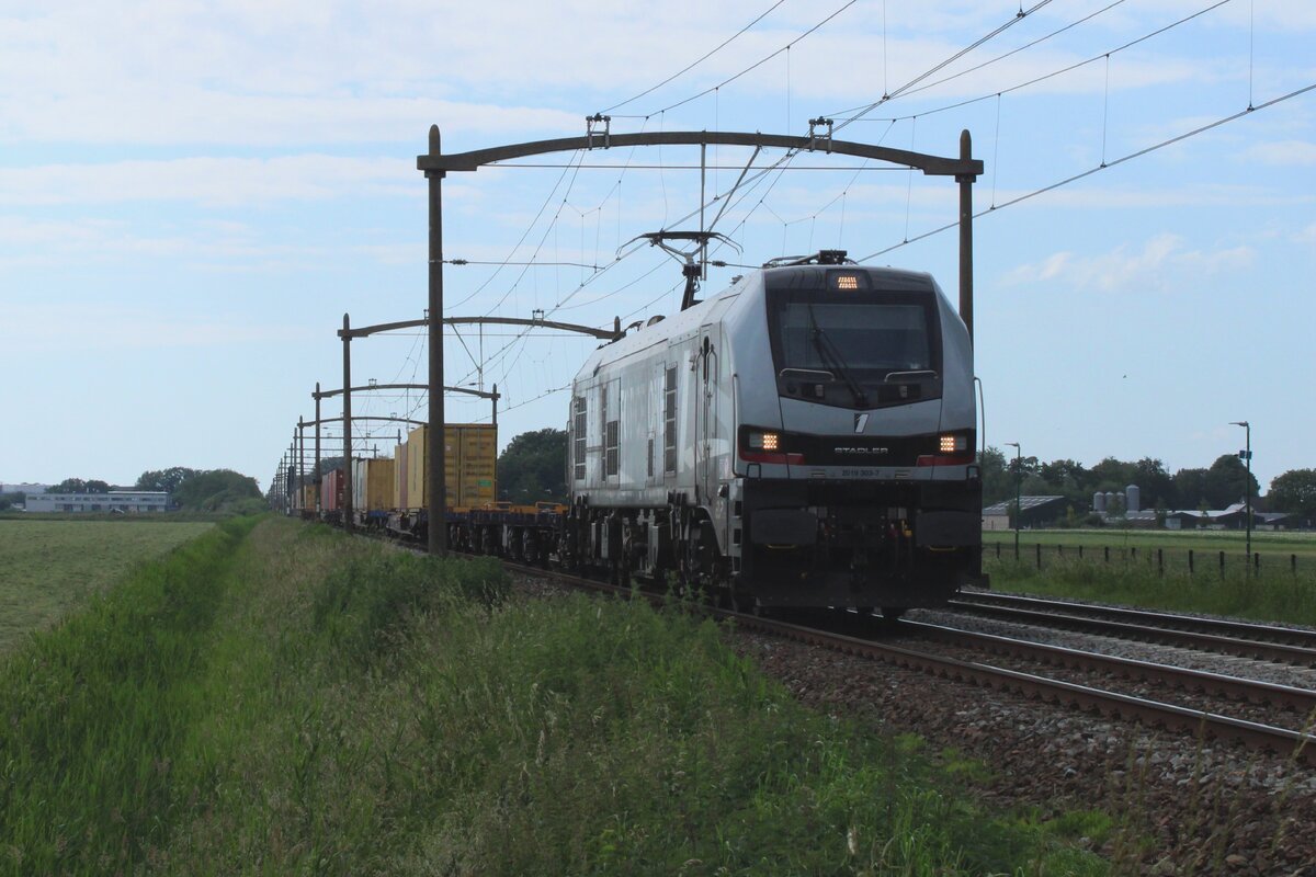 RFO 2019 303 zieht am 5 Juni 2024 ein Containerzug durch Hulten und wirds vom offenbarer Weg fotografiert.