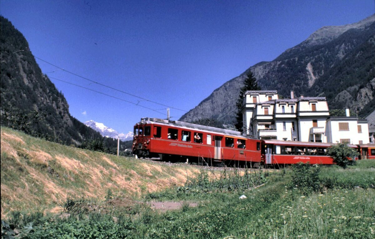 RhB ABe 4/4 mit Bernina-Express bef�hrtdas Kehrviadukt bei Brusio im August 1989.