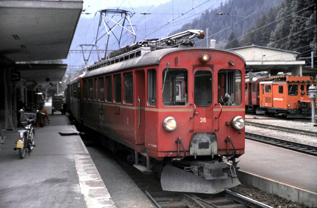RhB ABe 4/4 Nr.36 in Poschiavo im August 1990. Inbetriebsetzung 1908-1909, Umbau 1949-1951; LüP 13,93m; 30 t Dientgewicht; 580 PS Vmax 55 km/h.