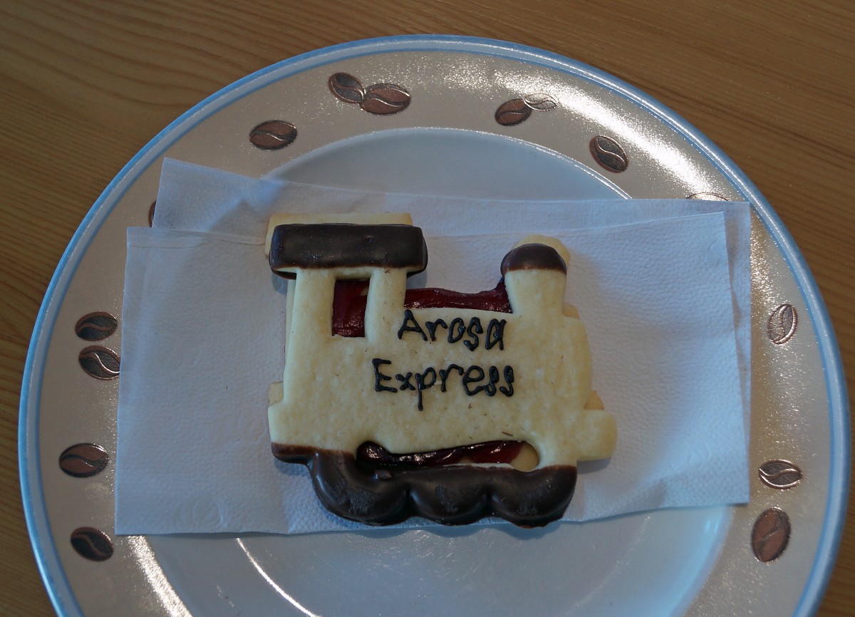 RhB: Alte und neue RhB Triebfahrzeuge, aufgenommen in Arosa am 31. Dezember 2014. Da auf der Strecke keine Dampflok unterwegs war, wurde ich schliesslich per Zufall in einer Aroser-Konditorei fündig. Da die die genaue Typenbezeichnung und die Loknummer leider nicht festgestellt werden konnten, habe ich sie schliesslich gegessen. Sie schmeckte sehr gut.  
Foto: Walter Ruetsch    
 