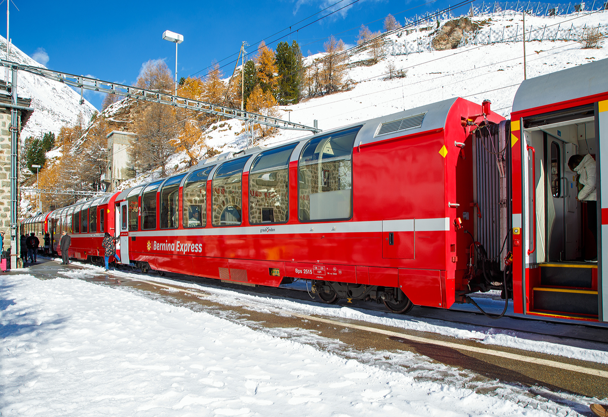 RhB Bps 2515 ein 2.Klasse Bernina-Express Panoramawagen mit Serviceabteil der 2. Serie (Nachbau-Serie) am 04.11.2019, im Zugverband des BEX nach Tirano, beim Halt in Alp Gr�m.

F�r den ber�hmten Bernina-Express lie� die Rh�tische Bahn RhB 26 Panorama-Wagen in zwei Serienbauen. Gegen�ber den zuvor f�r andere Strecken gebauten Wagen, weisen die Bernina-Wagen eine um 3,2 m geringere Gesamtl�nge auf. Es entstanden neun 1.Klasse-  und siebzehn 2.Klasse-Wagen, die sich gro�er Beliebtheit bei den Fahrg�sten erfreuen. 

Um den Bernina-Express einheitlich mit Panoramawagen ausr�sten zu k�nnen, wurden 2006–2007 die 2.Serie von 16 Wagen (Api 1301–1306, Bps 2512–2515, Bp 2521–2526) als Nachbauserie beschafft. Diese erhielten nun allerdings luftgefederte Stadler-Drehgestelle und eine (vakuumgesteuerte) Druckluftbremse. Die vakuumgesteuerte Druckluftbremse wurde auch bei den bestehenden Wagen nachger�stet. Zudem wurde im Erstklasswagen eine rollstuhlg�ngige Toilette eingebaut. Da inzwischen das Rauchen in Schweizer Z�gen generell verboten wurde, konnte auch auf eine Trennwand f�r ein Raucherabteil verzichtet werden, bei den bisherigen Wagen wurde diese entfernt.

TECHNISCHE DATEN Ap-Wagen:
Baujahr: 2006/2007 
Hersteller: Stadler
Spurweite: 1.000 mm
Anzahl der Achsen: 4
L�nge �ber Kupplung: 16.450 mm
Breite: 2.650 mm
H�he: 3.540 mm
Fu�bodenh�he: 993 mm
Drehgestellart: luftgefederte Stadler-Drehgestelle
Achsabstand im Drehgestell: 1.800 mm
Laufraddurchmesser: 685 mm (neu)
Sitzpl�tze: 43
Stehpl�tze: 49
Eigengewicht: 18 t
Nutzlast: 6,1 t
zul�ssige Geschwindigkeit: 100 km/h
Lauff�hig: StN (Stammnetz) / BB (Berniabahn) / MGB (Matterhorn Gotthard Bahn)