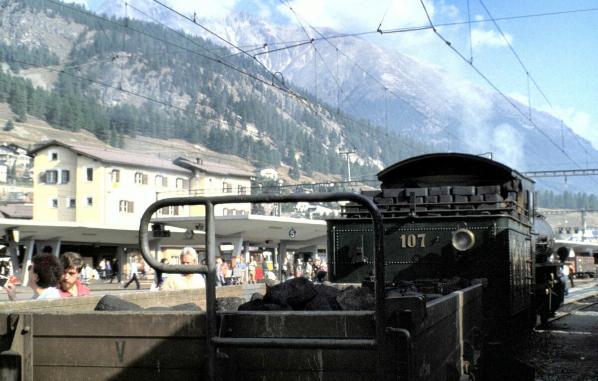RhB G 4/5 Nr.107 in Samadan im September 1989. Jubiläumsveranstaltung mit gut bestücktem Kohlewagen.