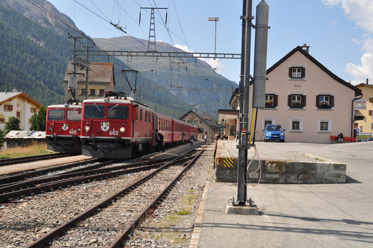 RhB Ge 4/4 I Nr. 602 und 605 in Zouz am 18.08.2009.