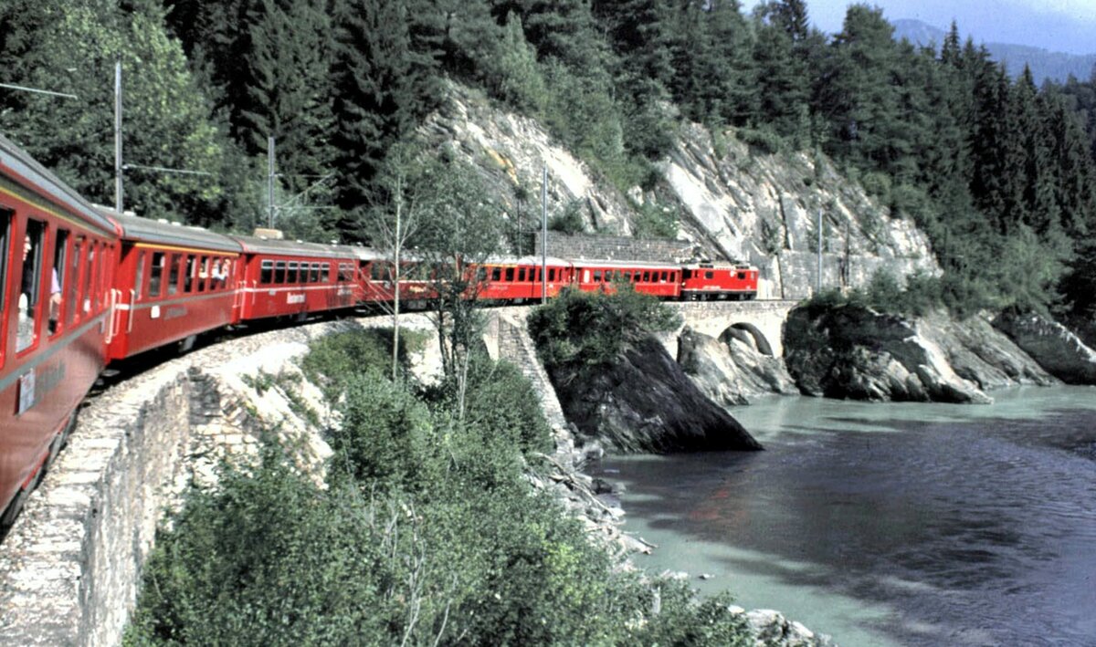 RhB Ge 4/4 II in der Rheinschlucht im August 1990.
