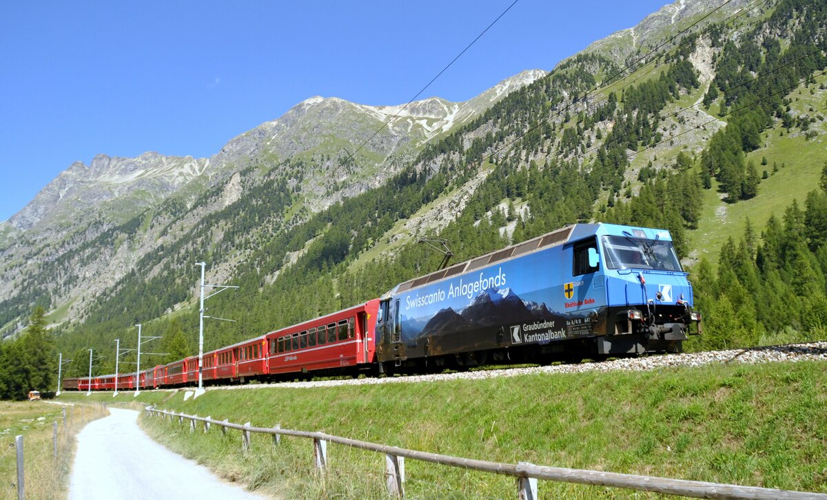 RhB Ge 4/4 III Nr.647 mit Werbung Swiaa Cantabank im Albuler Tal am 19.08.2009.