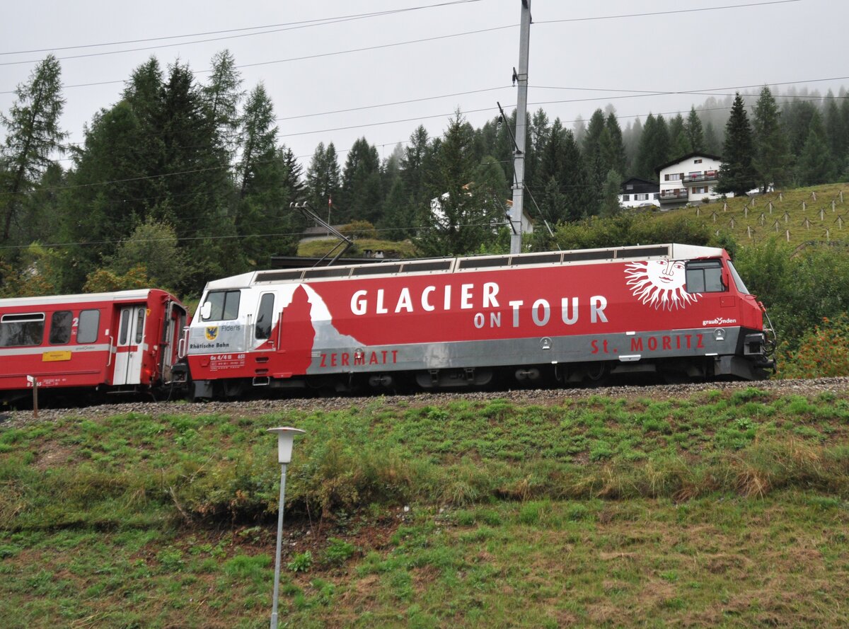 RhB Ge 4/4 III Nr.651 mit Werbung für Glacier-Express in Bergün am 29.08.2009.