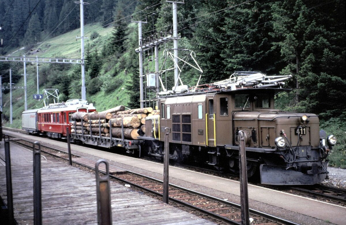 RhB Ge 6/6 I Nr.411 im Zugverband eingestellt ist ABe 4/4 Nr.501 in Berg�n am 25.06.1993.