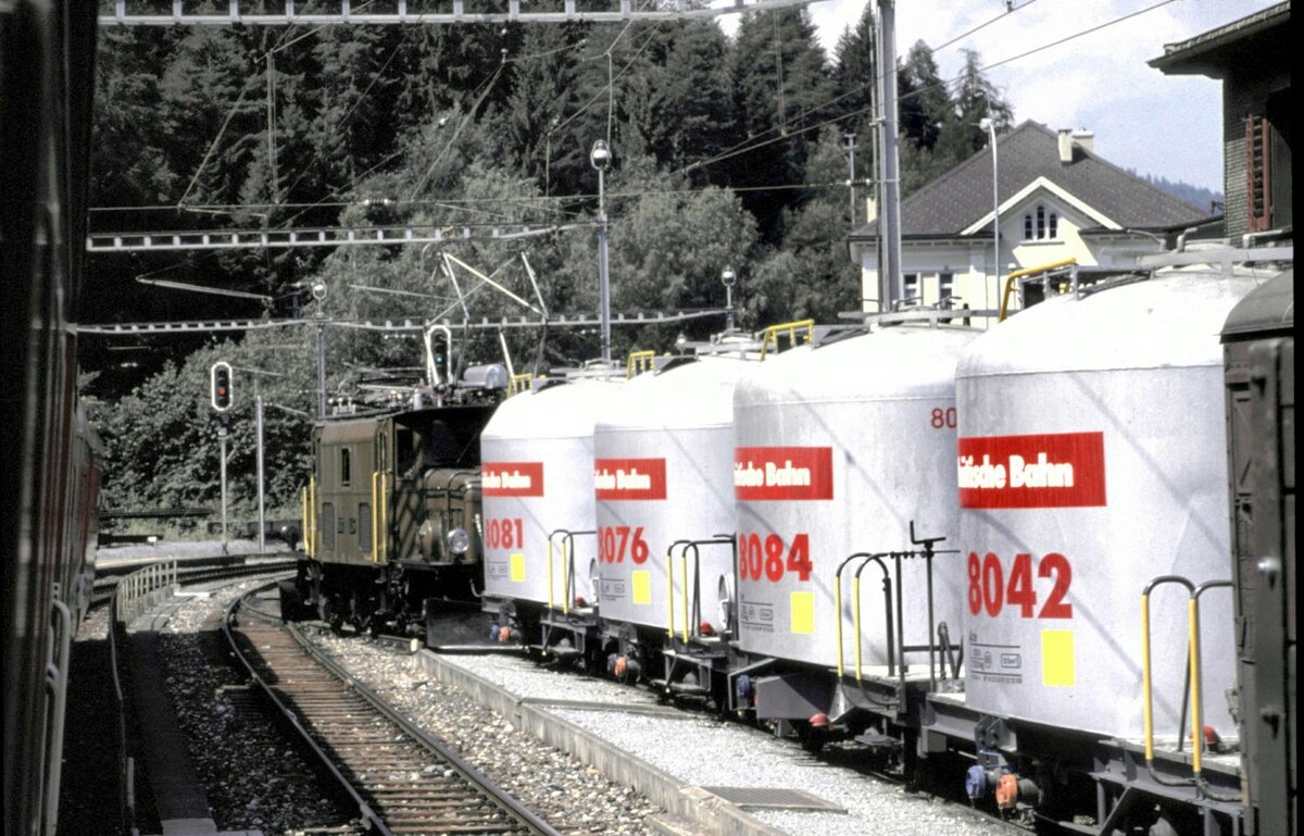 RhB Ge 6/6 I Nr.415 mit Zement-Silowagen in Reichenau-Tamis am 01.07.1993.