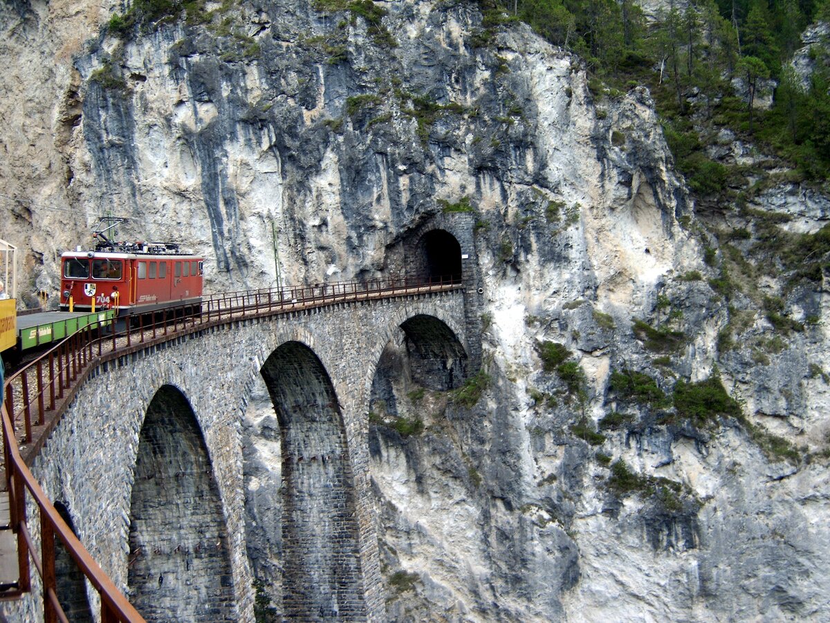 RhB Ge 6/6 II Nr.704 mit dem Railrider-Zug fährt im Schritttempo über den Landwasserviadukt am 03.09.2006.