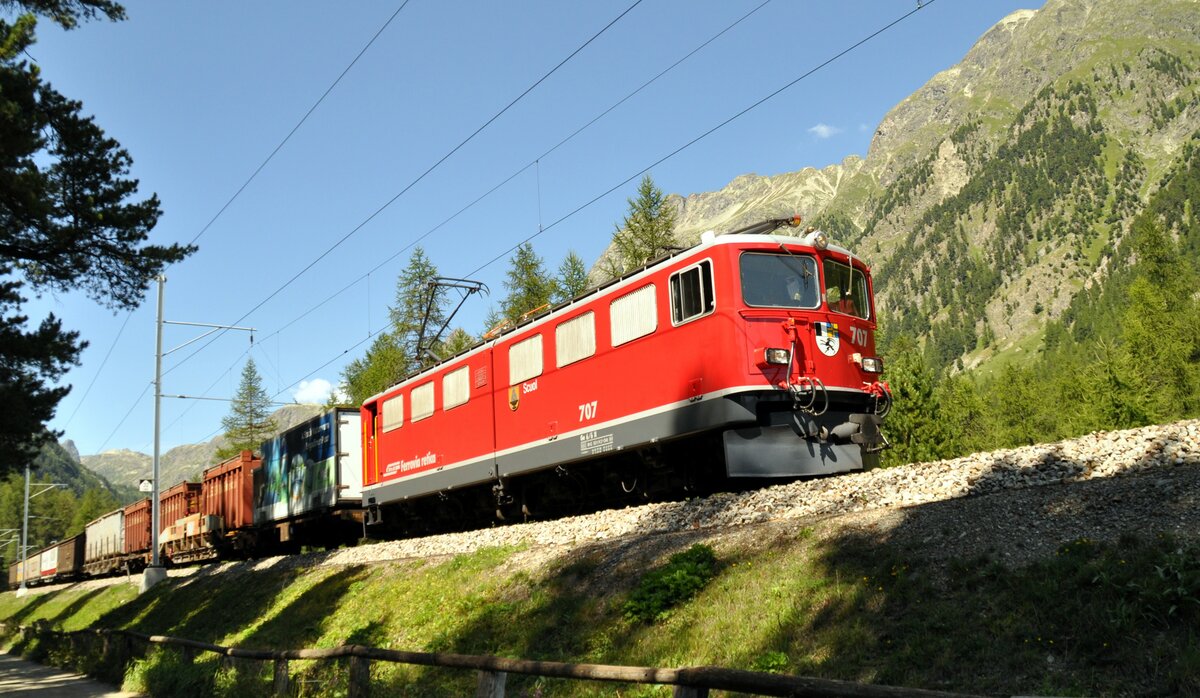 RhB Ge 6/6 II Nr.707 mit gemischtem Güterzug in Bever am 19.08.2009.