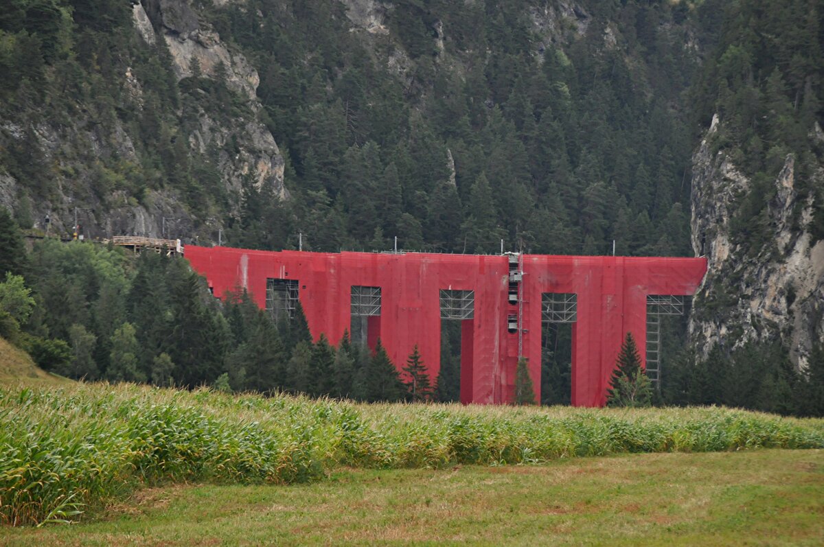 RhB das Landwasserviadukt für Renovierung verhüllt (nicht Christo), am 29.08.2009.
