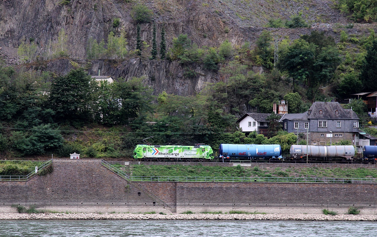 RheinCargo 3001 oder 192 031 mit Öler  über den Rhein  aufgenommen. Kaub 16.09.2021
