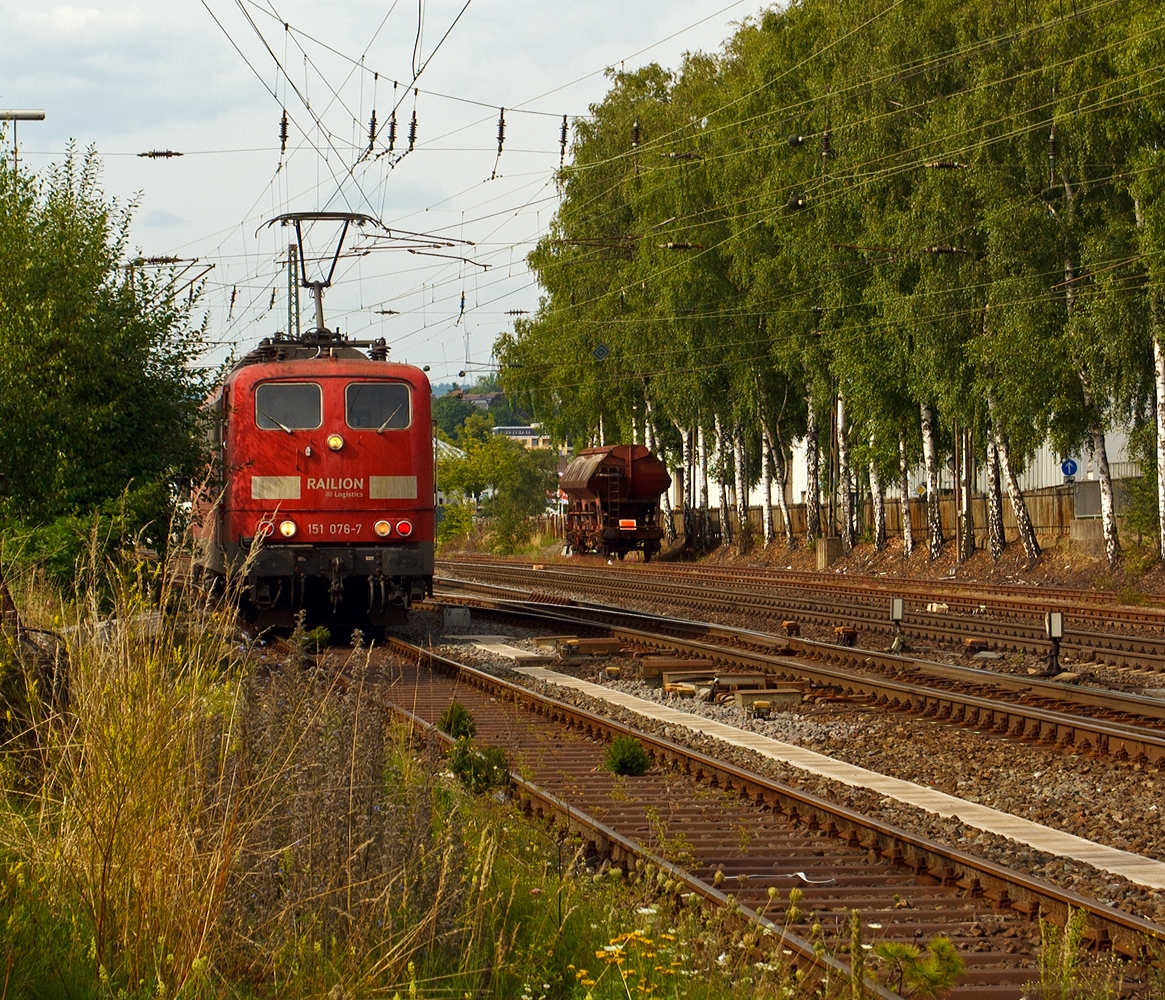 Rot und wei�....
Die 151 076-7 der DB Schenker Rail Deutschland AG am 29.08.2013 in Kreuztal beim Umsetzen. 

Die E 51 wurde 1975 bei Krupp unter der Fabriknummer 5026 gebaut.