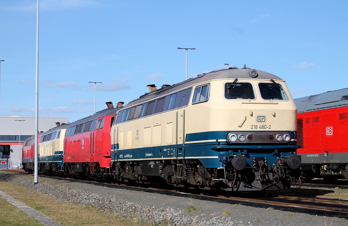RP 218 480 + 218 319 + 218 488 + DB 218 345 - vier 218 in drei Farbvarianten - Bw Niebüll 3.4.2021