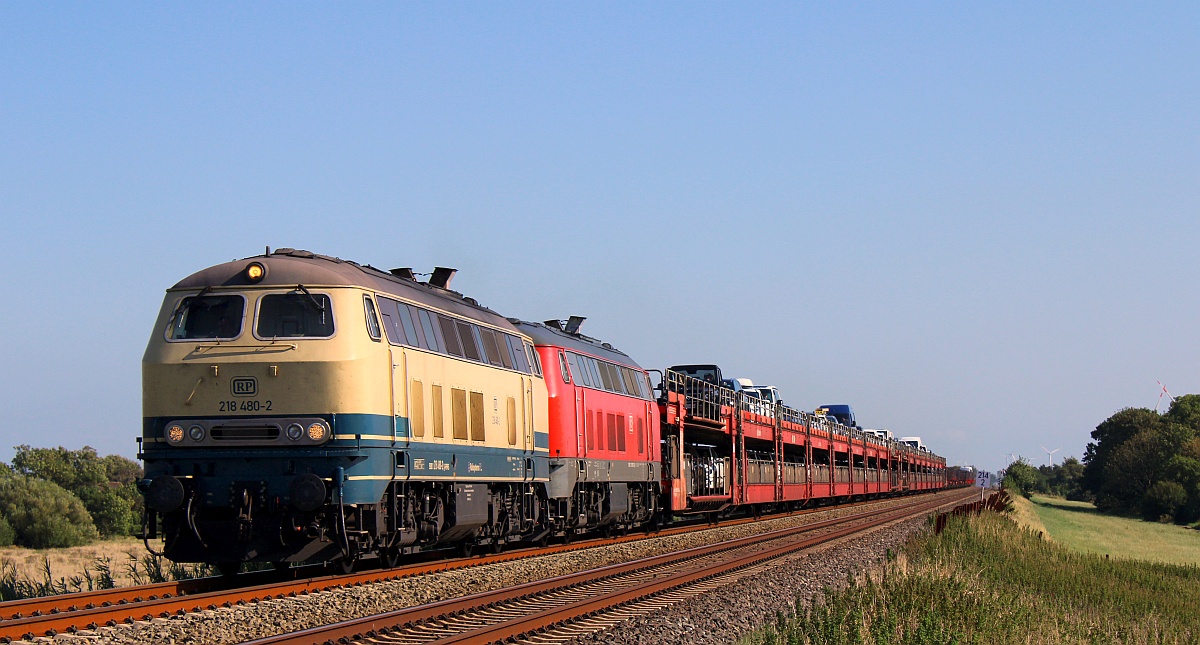 RPRS 218 480 und DB 218 390 mit Autozug nach Westerland. Wiedingharder Neuer Koog 01.09.2021