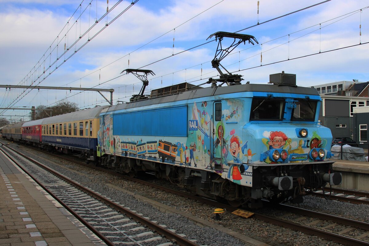RXP 9902 steht am 7 Februar 2026 mit ein Sonderzug aus Rotterdam in Venlo. Hier wird der Lok von einer CBB 110er ersetzt für die Weiterfahrt nach Koblenz.